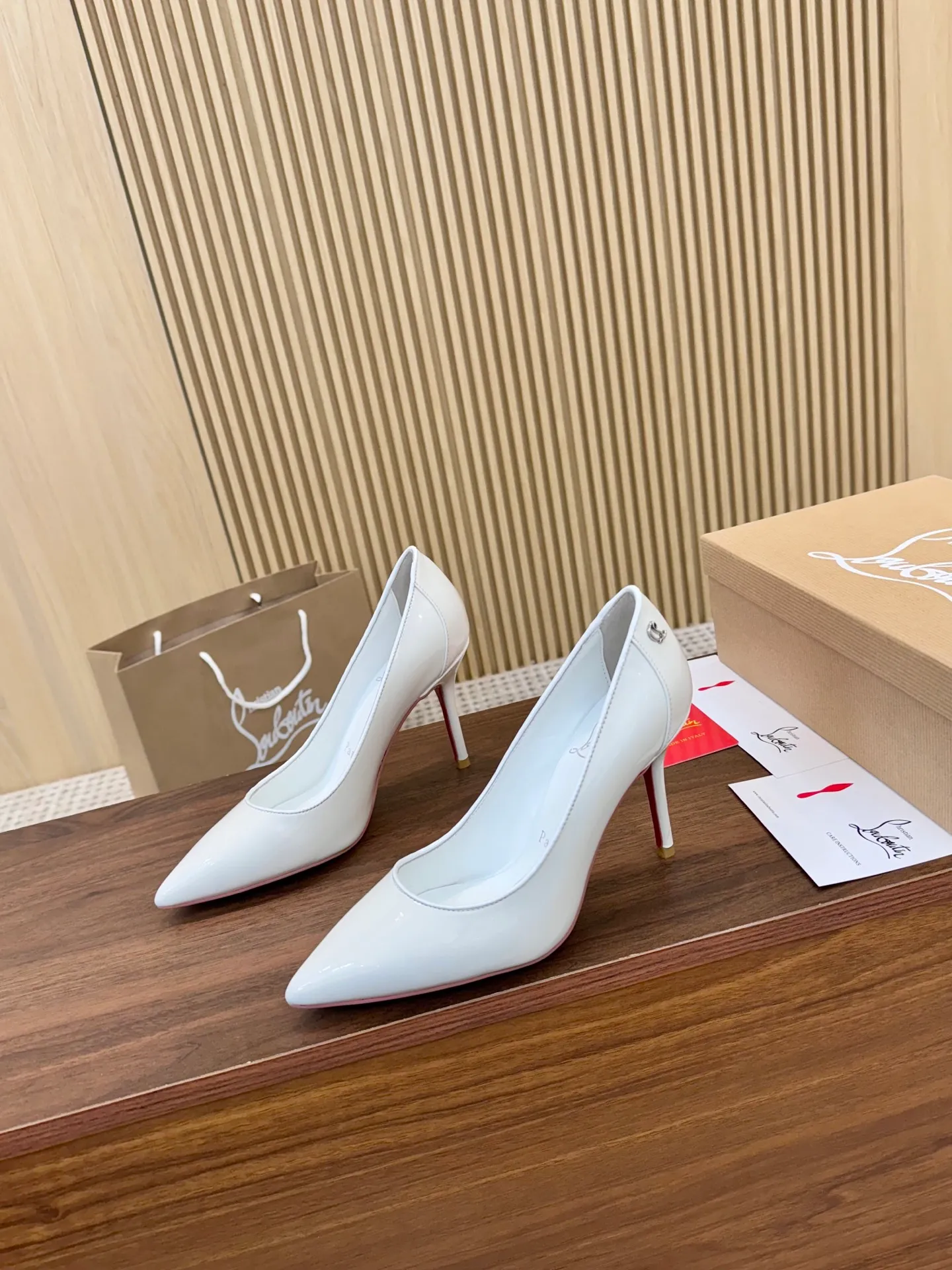 👟👟Ex-factory price 480👟👟 Genuine leather sole +40 Year-round shipment💝Christian Louboutin CL👠 "Patent Leather Hemming Craft Series" Noble and luxurious, real blingbling👟👟 Real materials, all customized by the pattern maker, and the materials are made of original customized materials to achieve the taste of the original 5 color options💍Upper: Imported👉cow patent leather💪 Lining: Sheepskin foot pad/lining Size: 34-40.41.42 Heel height: two options: 10.5cm and 8.5cm